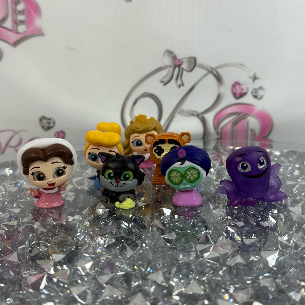 7 Disney doorables Mini Character Set Pink, Purple, Yellow, Blue, White, Black